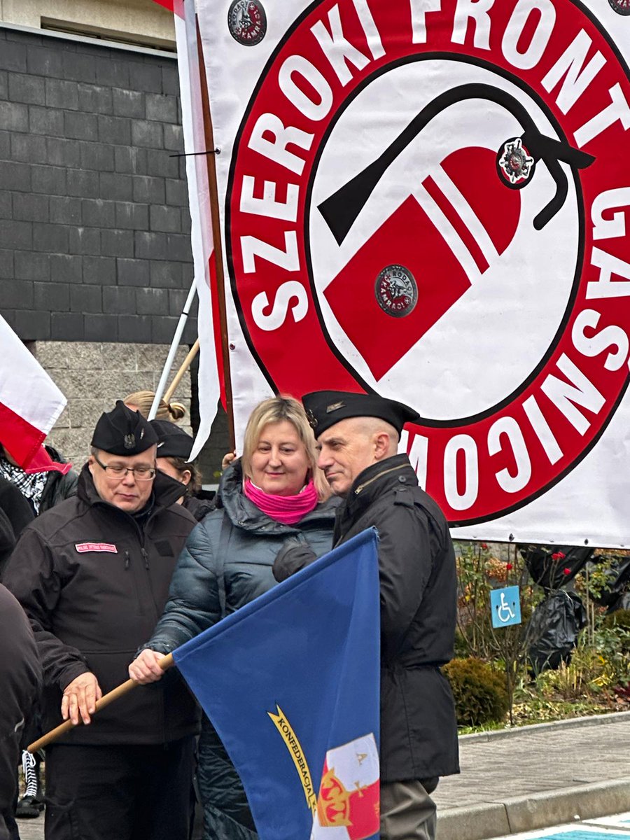 Rafa19604249's tweet photo. POSTAWILIŚMY BRAUNA PRZED SĄDEM - RUSZYŁ PROCES KARNY❗

O godzinie 9:00 przed Sądem Rejonowym Praga Południe w Warszawie rozpoczął się proces oskarżonego Grzegorza Brauna. 

Deputowany Grzegorz Braun pojawił się w sądzie w towarzystwie neofaszystów, proputiowców i członków skrajnej prawicy.

Po 3 latach intensywnych działań doprowadziliśmy do postawienia przed sądem deputowanego Grzegorza Brauna. 

Braun zasiądzie na ławie oskarżonych w Sadzie Rejonowym dla Warszawy Pragi Południe sygnatura sprawy to IV K 665/25. 

Postępowanie zostało zainicjowane przez szereg zawiadomień złożonych przez Ośrodek Monitorowania Zachowań Rasistowskich i Ksenofobicznych i dwie inne organizacje. 

Na sali sądowej obecny będzie przedstawiciel naszej organizacji, bowiem Ośrodek Monitorowania Zachowań Rasistowskich i Ksenofobicznych został dopuszczony do postępowania w charakterze strony. 

Oskarżony Grzegorz Braun odpowie w tym procesie za siedem zarzutów karnych przygotowanych przez Prokuraturę Okręgową w Warszawie min. na podstawie naszych zawiadomień. 

Dzięki temu nasza organizacja będzie mogła w czasie toczącego się postępowania składać wnioski dowodowe uzupełniając w ten sposób działanie prokuratora. 

Jeśli sąd wyraźne to zgodę to w poniedziałek poinformuję Państwa o przebiegu rozprawy. 
_____
Dlaczego warto nas wspierać? 

Bo jesteśmy krytyczni, bezkompromisowi i niezwykle skuteczni! 

Ścigamy rasistów, homofobów, faszystów, komunistów, ksenofobów i proputinowskich nacjonalistów i wszystkich tych którzy krzywdzą innych. 

Robimy to bez żadnego wsparcia państwa, bez unijnych dotacji. Jedynym źródłem finansowania działań Ośrodka są dobrowolne darowizny naszych zwolenników. Dzięki temu możemy być w pełni niezależni. 

Wspieraj nas:
PayPal i karta płatnicza: https://t.co/hUAkrXryBA
zbiórka: https://t.co/0n67jf5IAF

Dane do przelewu:
nr konta 19 2490 0005 0000 4520 8435 8540
Ośrodek Monitorowania Zachowań Rasistowskich i Ksenofobicznych
Plac Dąbrowskiego 5
00-057 Warszawa
tytuł : "darowizna na działalność statutową"
IBAN : PL19249000050000452084358540
SWIFT: ALBPPLPW

Uruchomiliśmy nasz profil na portalu Patronite, będziemy zobowiązani jeśli zdecydujecie się Państwo zostać naszymi patronami:
https://t.co/7X8Kq0yRGg

 #KONFEDERACJA 

@PK_GOV_PL 
@MS_GOV_PL 
@GrzegorzBraun_ 
@KoronyPolskiej