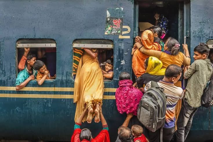 "ہمارے سماج میں جو دھکا دے نہیں سکتا اُسے دھکے کھانے پڑتے ہیں."

~کرشن چندر
#اردو_زبان