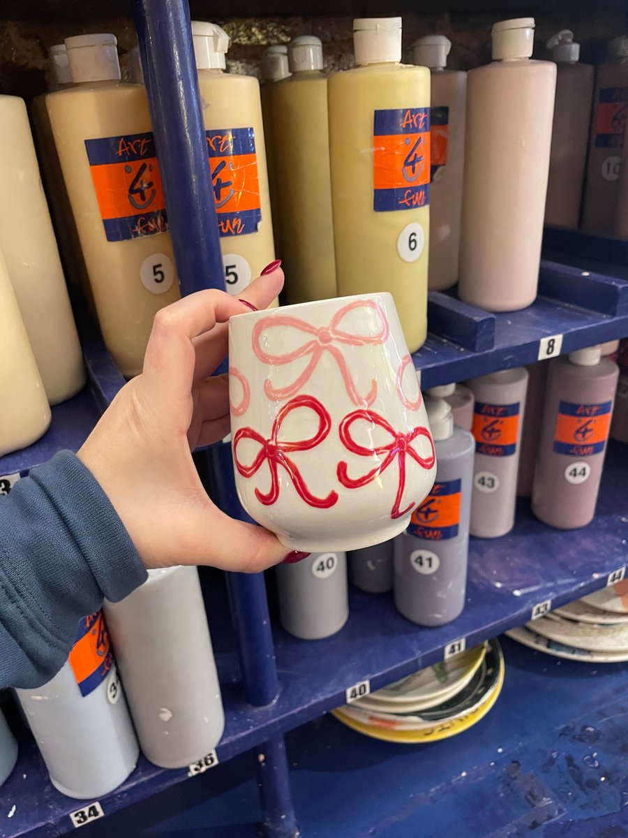 Art4FunCafe's tweet photo. Getting into the holiday spirit ☃️ 🎄 

#christmas #giftguide #giftideas #holidaygifts #giftsforher #giftsforhim #hannukah #presents #pottery #ceramics #art4fun #potterypainting #thingstodoinlondon #artsandcrafts #diy #creative https://t.co/n2crAG1shn