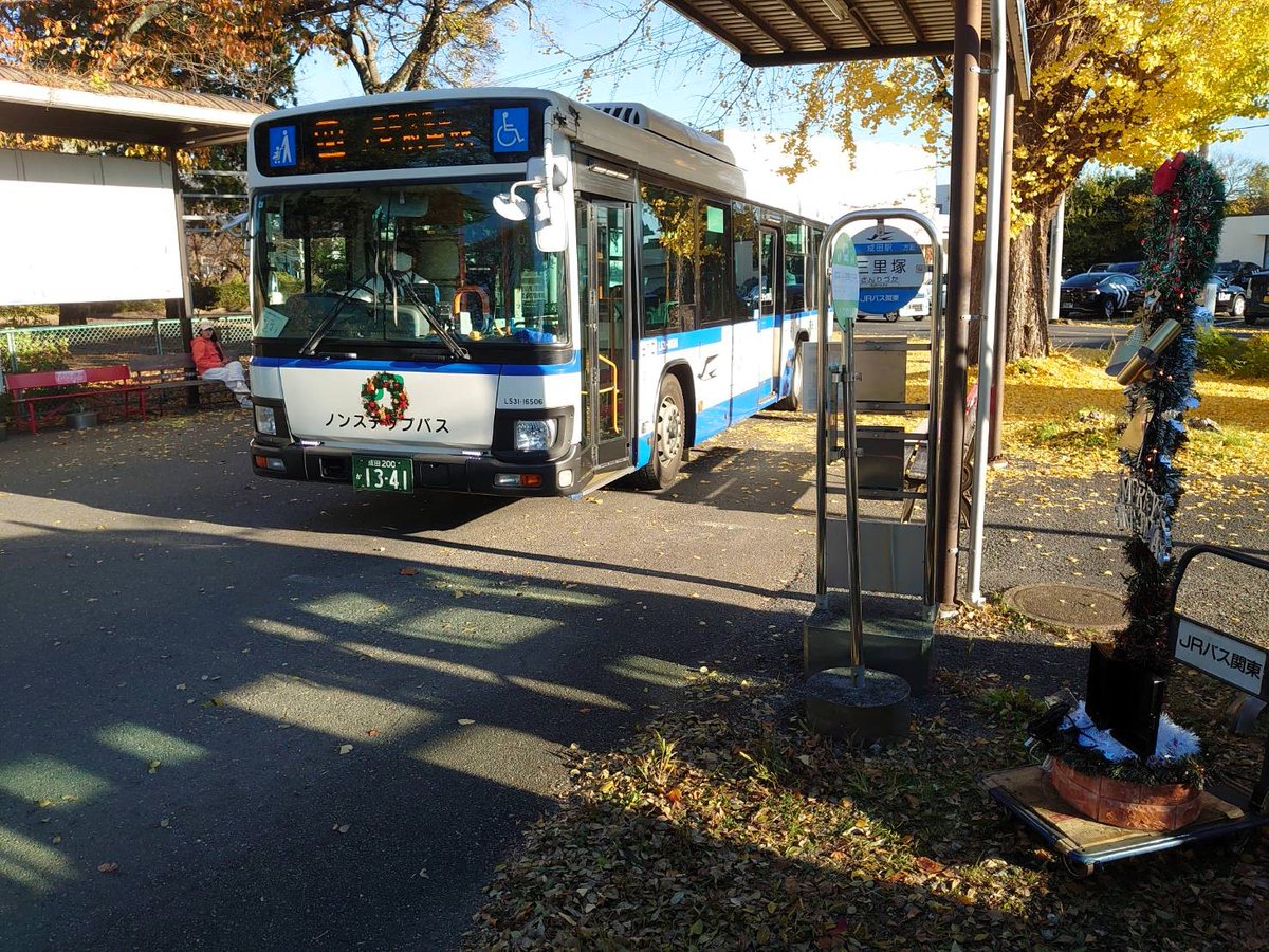 Naritakuko_RET's tweet image. 🎄多古線全通100年プレ企画📷

旧三里塚駅（現・三里塚バス停）にJRバス関東の有志がクリスマス電飾を設置 千葉県営鉄道「多古線・八街線」の分岐点として歴史ある場所です！ 
ぜひ、ご覧ください。
 #多古町 #JRバス関東 #三里塚 #クリスマス