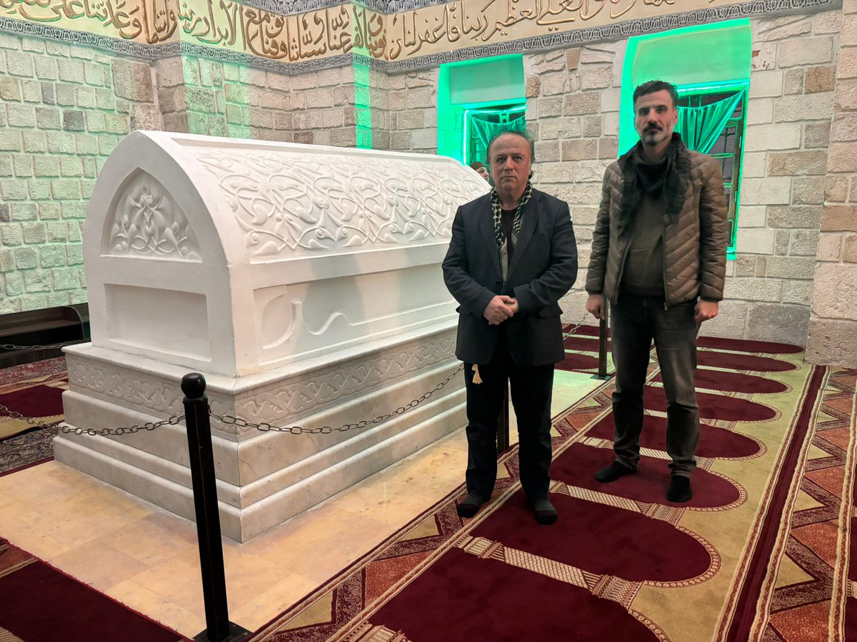 aliemrealiemre's tweet photo. Yıllarca yazıp anlattığımız hâlde Şam'da özgürce dolaşmak, camilerinde ibadet etmek, avlularında gülümsemek hayaldi. Bu hayali gerçek kılan yiğitlere selâm olsun. Rabbimiz Gazze, Kudüs ve Kaşgar başta olmak üzere diğer beldelerimizde de  zincirleri kırmayı nasip etsin. Âmin.
#Şam https://t.co/nMSb3iogU4