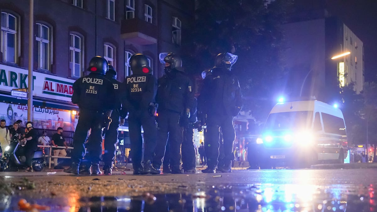 welt's tweet photo. „Eine Schande für Deutschland“ – Islamisten laufen durch Berlin und rufen „Allahu akbar“ https://t.co/KyljHDNS9h https://t.co/qX3ZmS6dmN