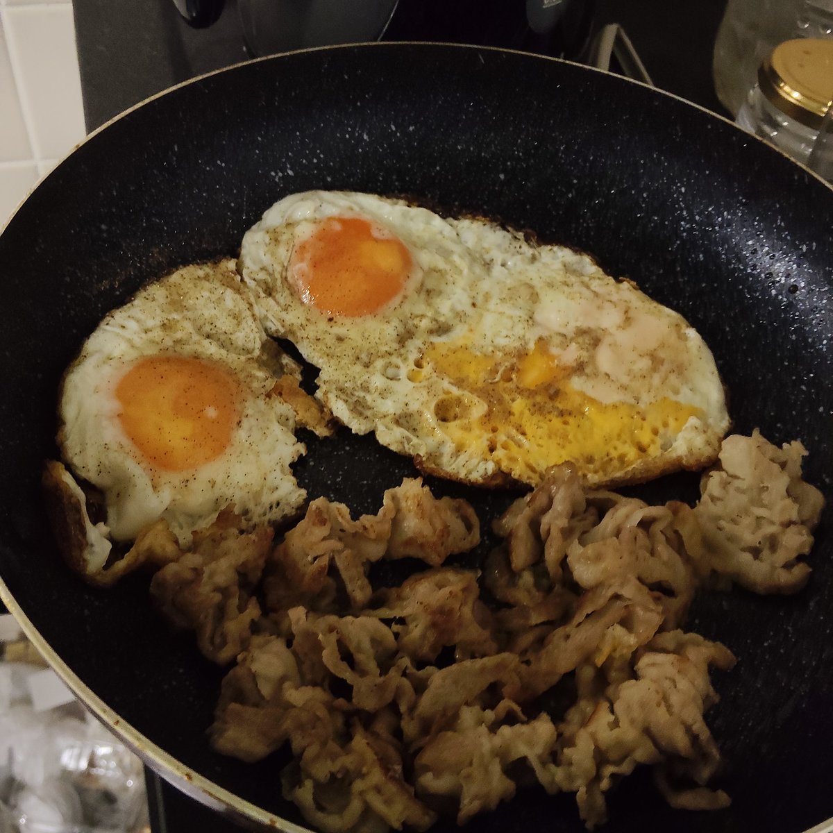 島の上空をグルグル戦闘機みたいなんが飛行したり、低空飛行で飛んでいったりしてるけどなんだ？
守ってくれてるのならありがとうございます🙏
そして今から飯👍️