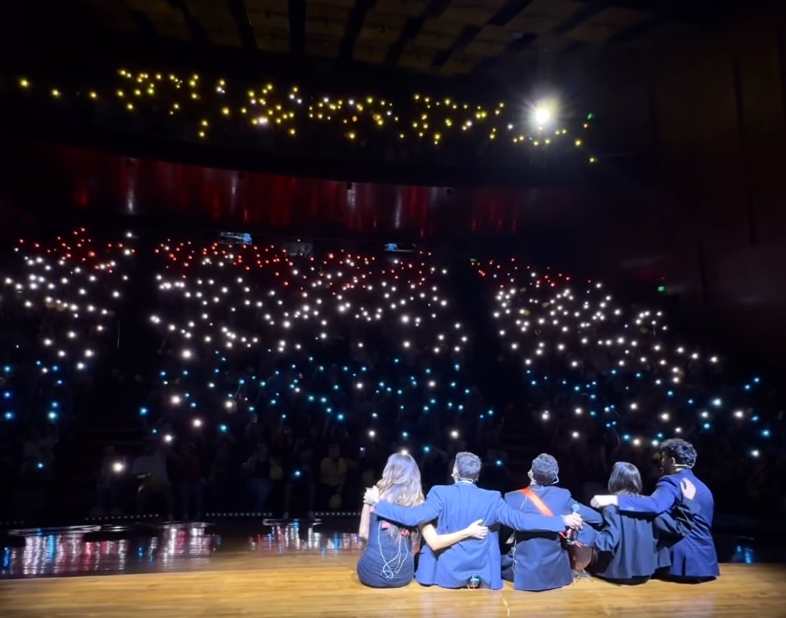 BeckettxB's tweet photo. Las luces con lo colores de la bandera y ellos agarraditos de la mano🥹 que hermoso que pudieron ir a Paraguay para cerrar un año de tanto crecimiento internacional para ndn!! https://t.co/Sdi8lxVjMy