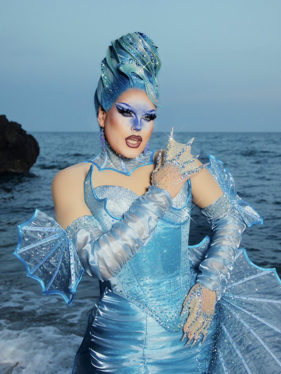 FINAL: Tu mejor look drag

Este look es lo que le debía a La Escándalo de hace años. Inspirado en algunos de mis pokemon de agua favoritos. Gracias por este viaje 🫶🏻

#DragRaceES