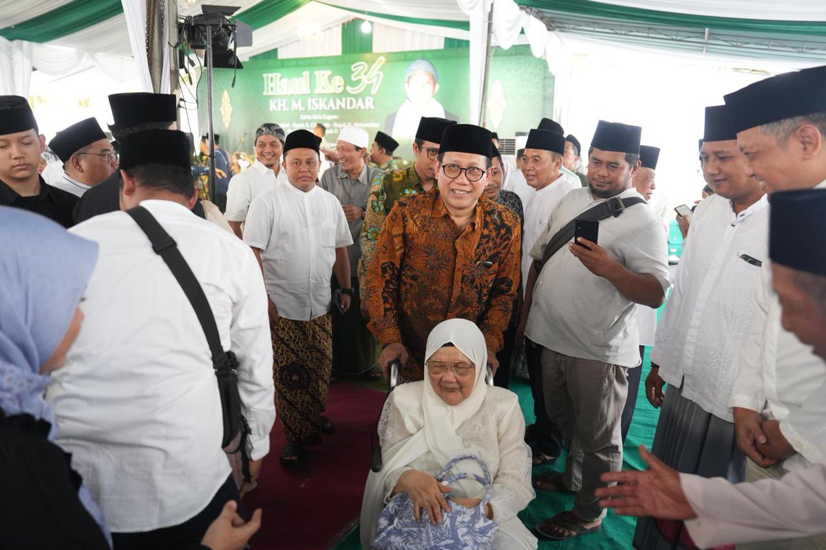 halimiskandarnu's tweet photo. Di antara doa dan rindu pada Haul ayahanda KH. M. Iskandar. saya ditemani eyang, pelabuhan paling lembut tempat semua kenangan bermuara,,,,,

Seolah mengenang kembali teladan kehidupan beliau, kesederhanaan, keberanian, dan kasih sayang yang tak pernah pudar,,,,,, https://t.co/iNaA6VqhDt