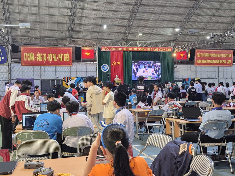gialaionline's tweet image. The spirit of innovation here is truly inspiring, don’t miss this snapshot of future STEM leaders in action!

👉 Dive into the full story: en.baogialai.com.vn/25-teams-compe…

#VEXRobotics #STEMEducation #YouthInnovation #VietnamTech #GiaLai #RoboticsChampionship #FutureEngineers