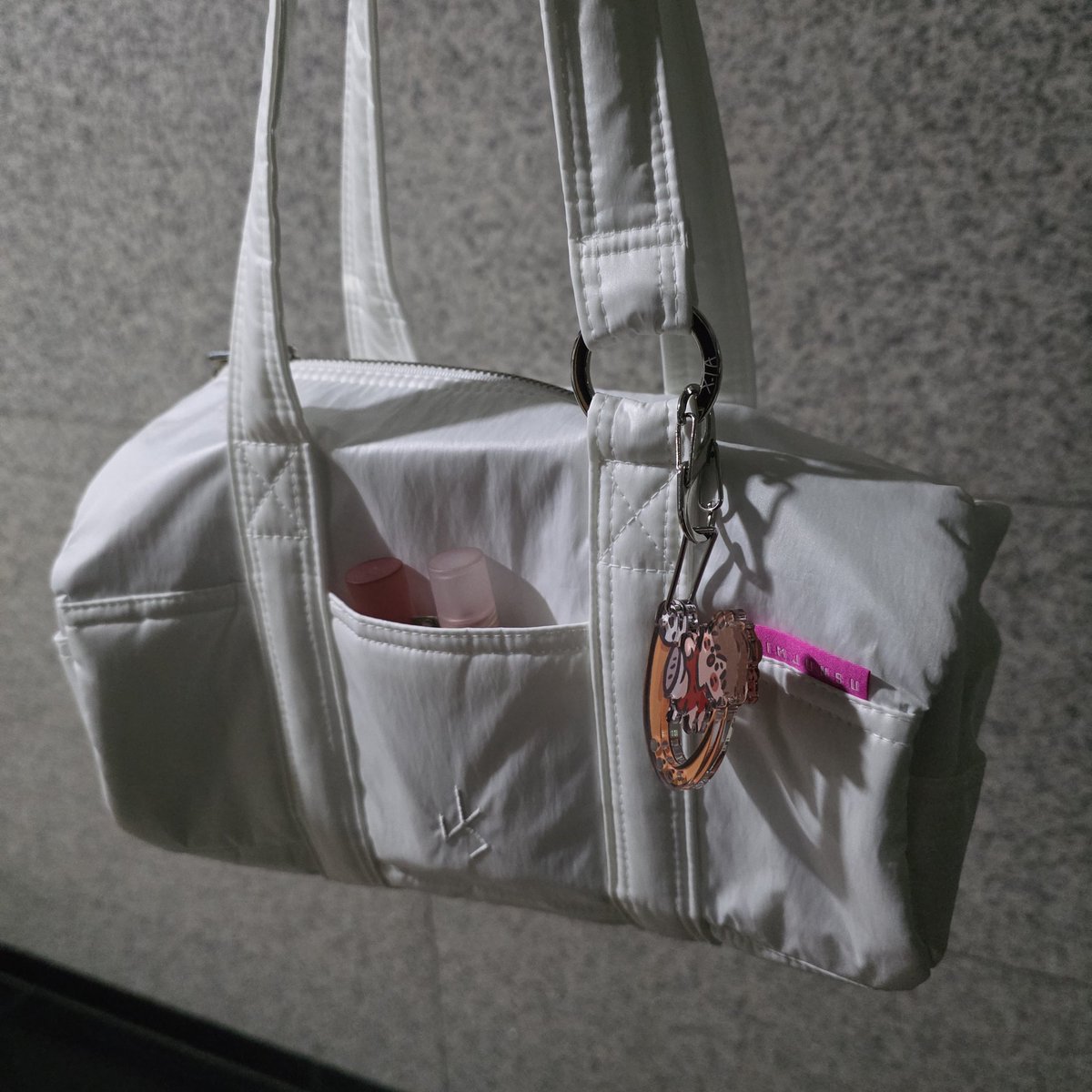 dearest_xia's tweet image. 패션에 관심 많은 직장동료가 어디거냐고 물어봤다
너무 하얀데 이걸 어케 들고 다니냐면서 자긴 자신없다고
👩마뗑킴이에요?
🤦🏻‍♀️......준수킴......