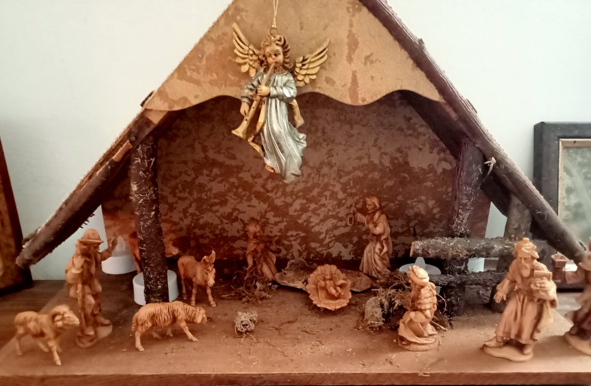 Zo, die staat. En voor iedereen gaat  gillen dat Jezus er al ligt, dat klopt want hij zit vast met secondenlijm omdat ik hem anders elke dag onder de bank vandaan moet halen #presepe