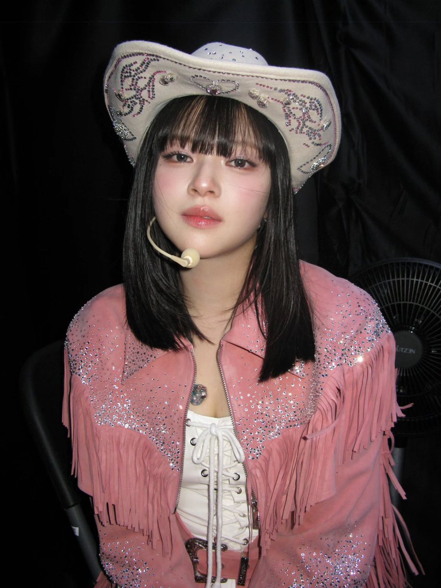 godmitzu's tweet photo. COWGIRL JEONGYEON OMG https://t.co/LCTdjicqa3