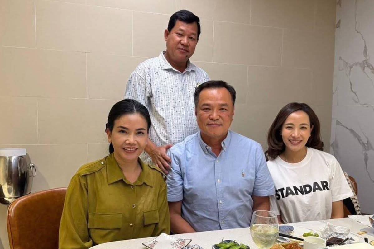 pran2844's tweet image. ฮุนเซน เปิดทั้งภาพและคลิปบอกว่า อนุทินสนิทเป็นเพื่อนกับผู้ว่าฯจังหวัดไพลินของกัมพูชา

เมืองไพลิน เป็นเมืองบ่อนคาสิโนเมืองหนึ่งของกัมพูชา และ เป็นเมืองสแกมเมอร์คอลเซ็นเตอร์ 

ตอนชเวก๊กโกถูกตัดไฟ ตัดน้ำมัน ถูกตีแตก แก๊งคอลเซ็นเตอร์ก็ย้ายมาอยู่จังหวัดไพลินนี้