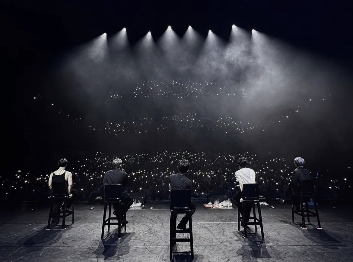 2년전과 같은 공연장에서 공연햇다고...
진짜 아름다윤 사진이라 눈물밖에 안나옴진짜...