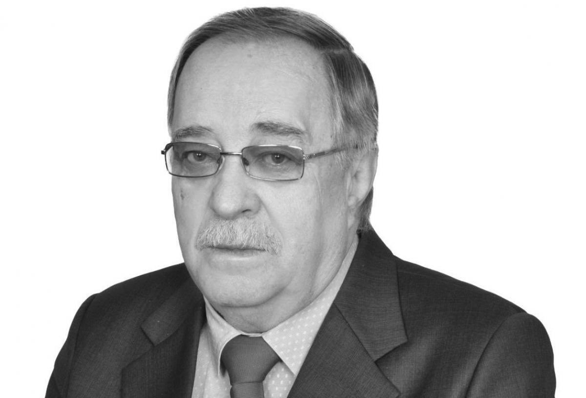 В Омске после падения в яму с кипятком скончался учёный Владимир Красницкий 

78-летний омский профессор Владимир Красницкий умрет в больнице. Его доставили туда с ожогами 60 процентов тела, но медикам не удалось спасти мужчину. 

СК завел уголовное дело по факту халатности