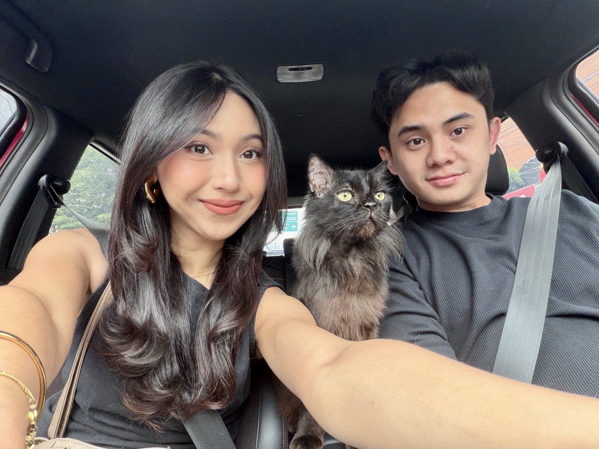 parents of two black cats 🖤 (satunya ngga ikut)