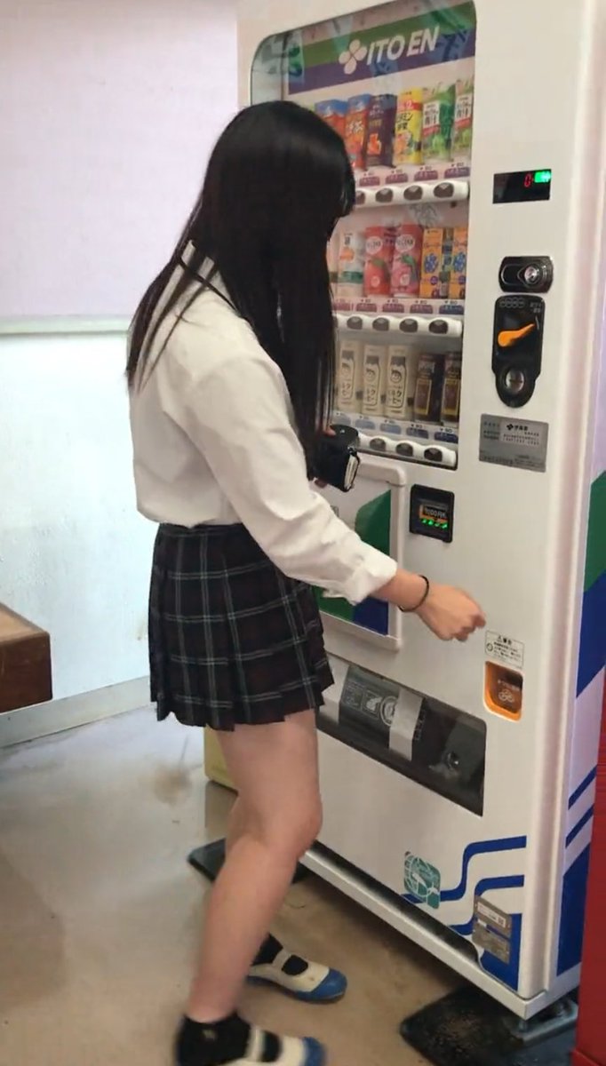 kanacolle's tweet photo. 自販機で買い物する赤チェ https://t.co/qiLmG63f2B