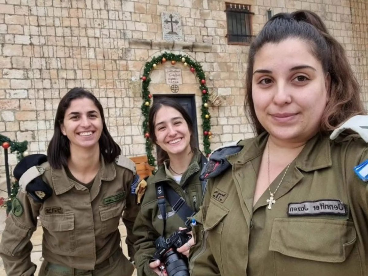 Uma muçulmana, uma judia e uma cristã, unidas em serviço nas Forças de Defesa de Israel (FDI).

Três mulheres, Três religiões. Um uniforme.