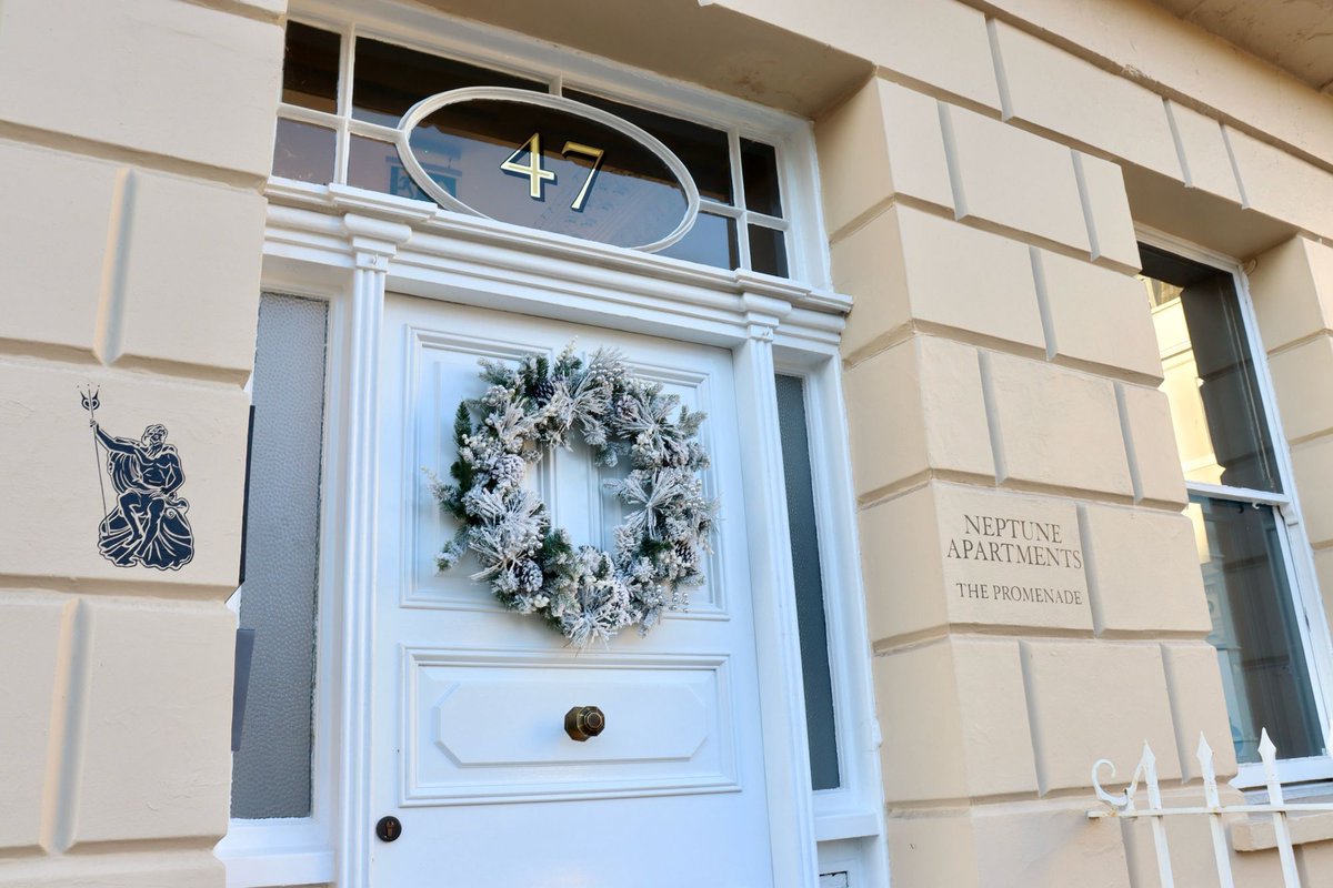 NeptuneApartme2's tweet photo. β¨ #Christmas has arrived at #NeptuneApartments! β¨
A festive wreath and a beautifully decorated tree are ready to welcome you the moment you step inside. Expect a warm, cosy, magical stay this season! π
π +44 (0)1242 437474
π https://t.co/2ZyaYVQ0j0
#FestiveBreak #Travel https://t.co/xpLiNy5XOy