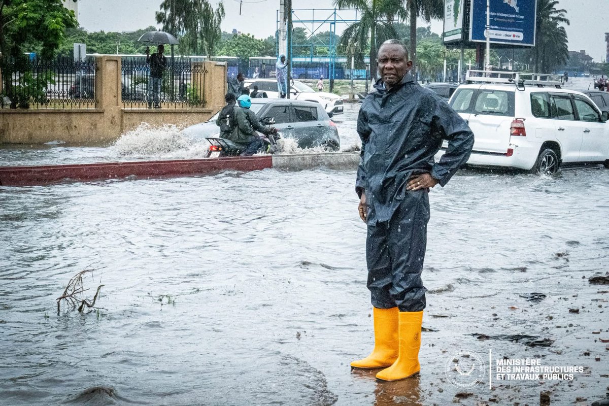 tshimun2's tweet photo. Fashi béton ne manque pas 15 personnes comme l’autre là .
Cas du ministre national des ITPR BANZA 
Il a été aperçu sur l’une des grandes artères kinoises sous la pluie entrain d’étudier comment canaliser les eaux. et curer de façon efficiente les eaux. Allons-y seulement ! https://t.co/E7Jbrj1g7L