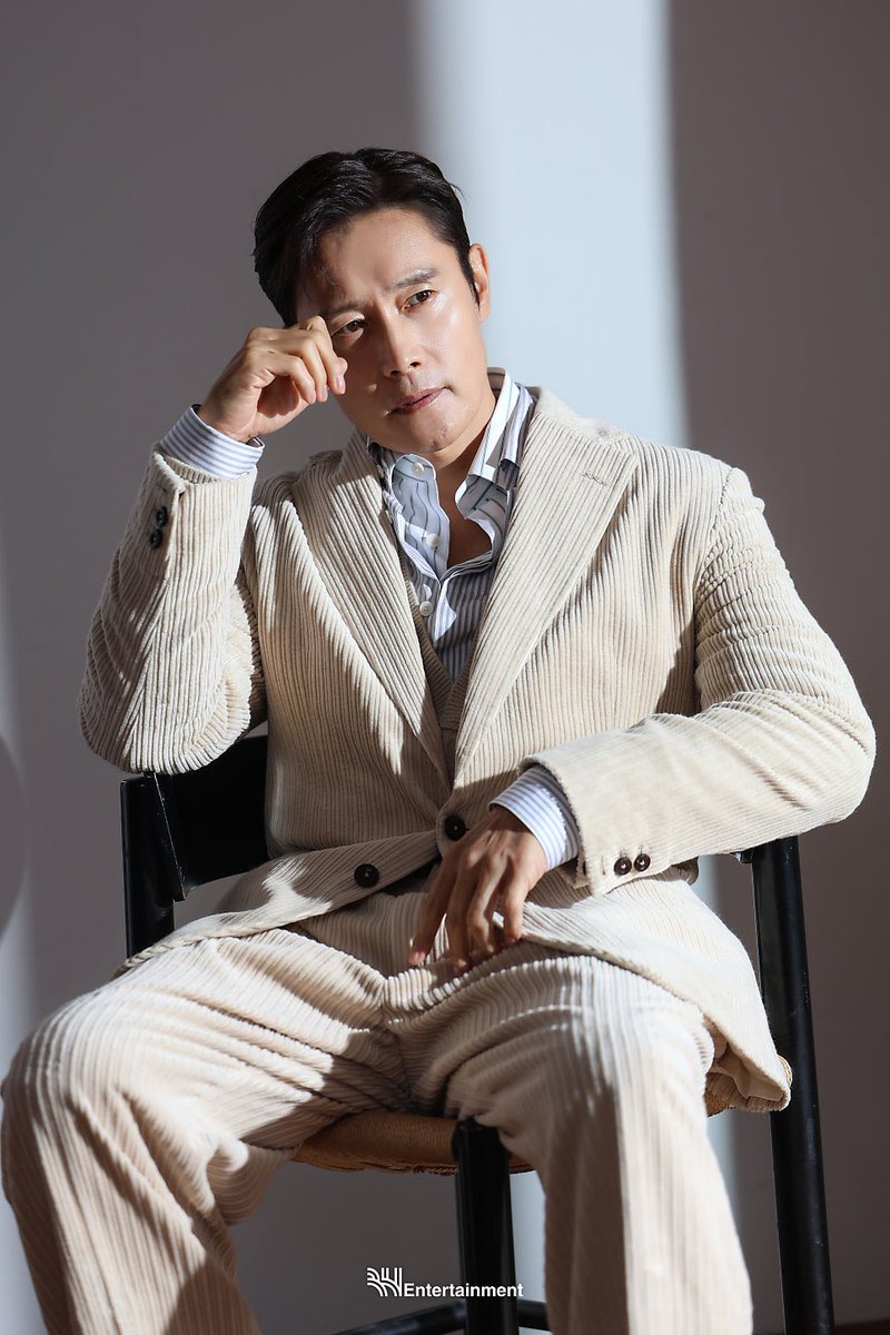 he looks insanely good oh well