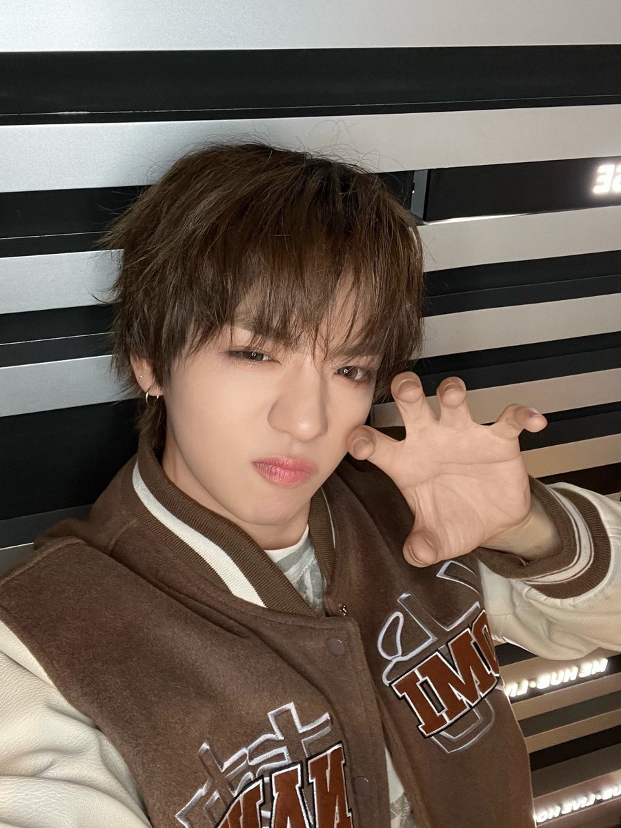 nouera_official's tweet photo. 💭_

[#현준] ✌️👍👈🖐️

#누에라 #NouerA #ヌエラ 
#HYUNJUN https://t.co/BtBF11NbNz