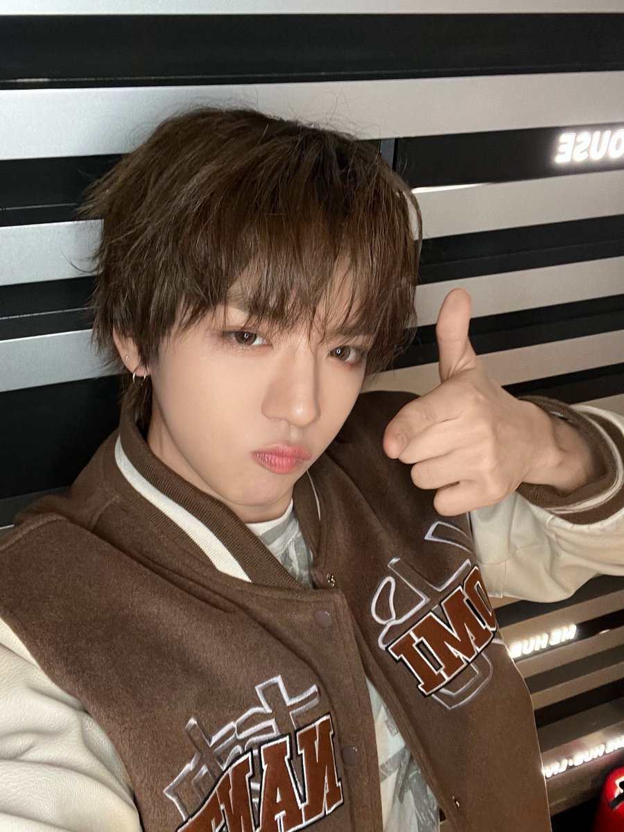 nouera_official's tweet photo. 💭_

[#현준] ✌️👍👈🖐️

#누에라 #NouerA #ヌエラ 
#HYUNJUN https://t.co/BtBF11NbNz