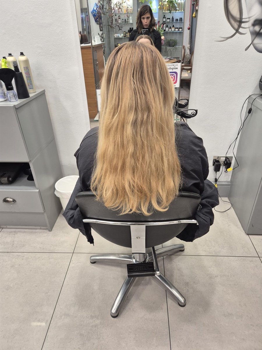 BOKIsHair's tweet photo. The perfect Boki’s Hair blonde  just in time for Christmas 🎄 Swipe for the before 👉🏼
Colour, cut and finish by Jenny 😍

#bokishair #blonde #hernehill https://t.co/ztlXm3P6n5