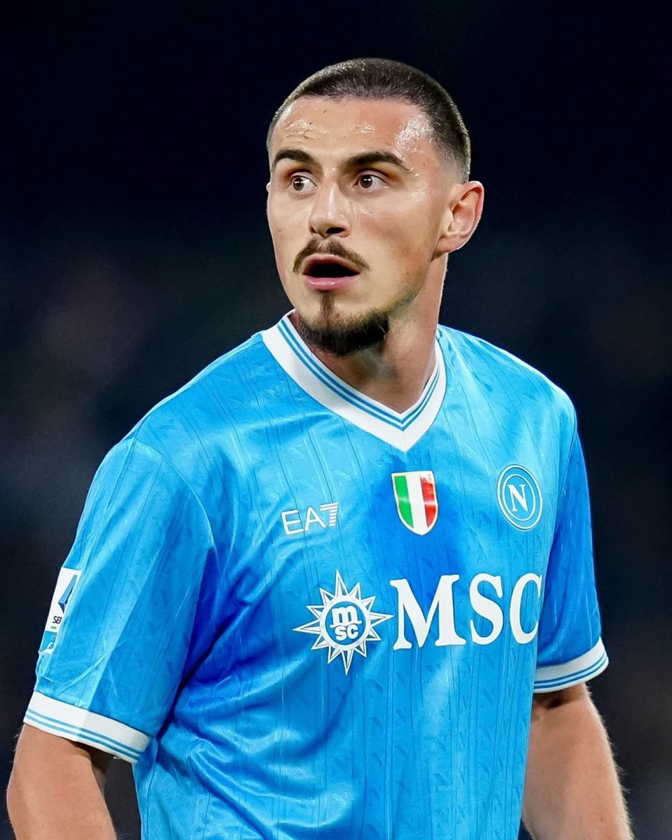 TolliVincenzo's tweet image. Ala destra, ala sinistra, mezz'ala dx, sx, centrocampista centrale, regista 

Ovunque lo metti garantisce prestazione, qualità e quantità 

Tra poco Conte o mett pur a porta 🤣

Anche ieri sera tra i migliori 

Solo applausi per #Elmas 👏🏻💙