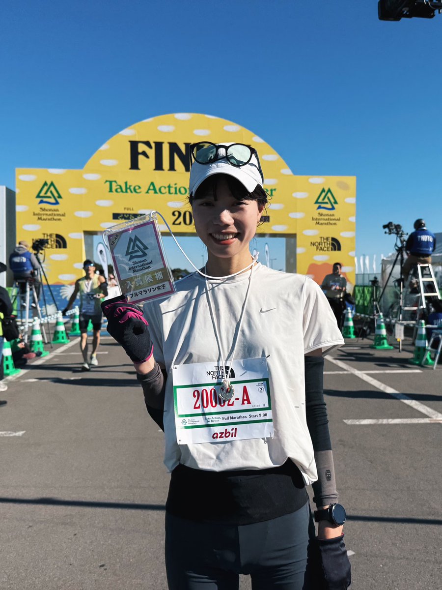 ha__run__na's tweet photo. 湘南国際マラソン2025
����️2:41:16 優勝(大会新記録)

天気が良くて富士山も見えて、最高のロケーション…！とは裏腹に26kmから体調に異変、地獄でした🫠

なんとかゴールはできたものの、救護室へ直行し、表彰式の直前まで吐く始末。体調管理の甘さで周りに迷惑もかけてしまって大反省です🥲 https://t.co/5YgKnrYCOR