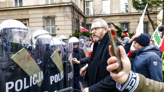 Oni nie idą po Niego, oni idą po nas, On tylko stoi im na drodze! 
Dziś wszyscy murem za <a href="/GrzegorzBraun_/">Grzegorz Braun</a>  ❗