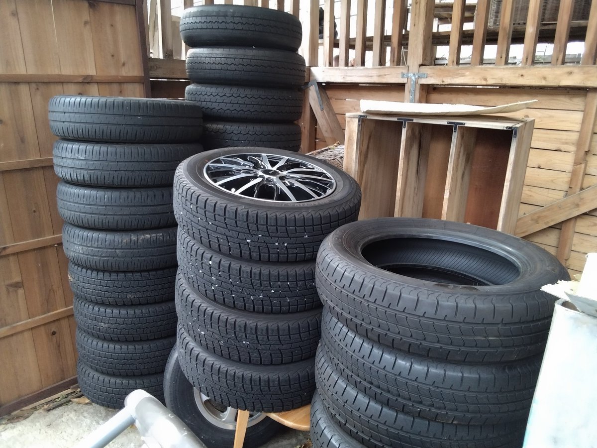 ちょっとした車屋さんぐらいタイヤがある。
２台分のスタッドレスタイヤに交換完了!
腰が痛い(⁠≧⁠▽⁠≦⁠)