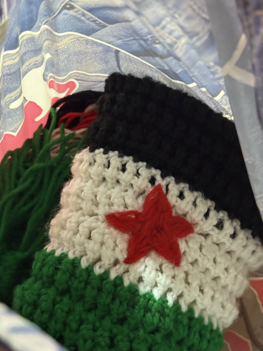 قلت عطني ياها قال فشرتي هاي هدية من أمك
اللفحة من 2012 بدي ياها 😔