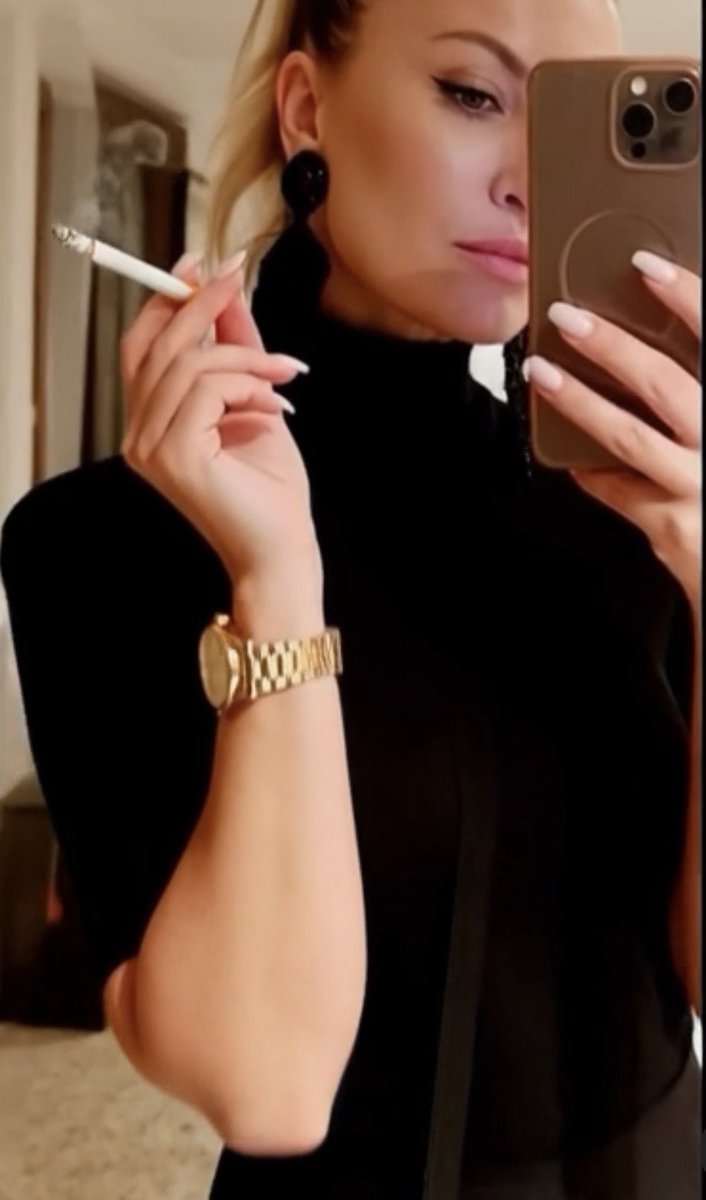 #smoking #smokinggirl #menthol #120 #fashion #smoke #classy #capri120 #virginiaslim120 #smokingfetish