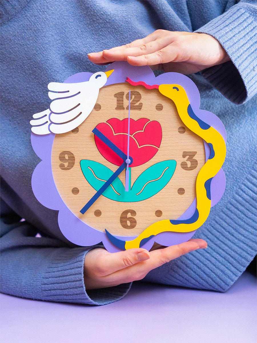 justinbuisson's tweet image. Ma copine a sorti son premier produit physique, une horloge dans son univers et j'aimerai trop que ça marche pour elle 

Produite en France, en Alsace
Les précommandes sont disponibles

Et même si c'est pas votre style, si vous pouviez la soutenir avec un partage ce serait ouf