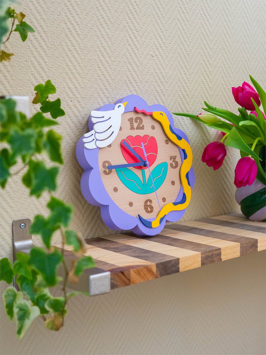 justinbuisson's tweet image. Ma copine a sorti son premier produit physique, une horloge dans son univers et j'aimerai trop que ça marche pour elle 

Produite en France, en Alsace
Les précommandes sont disponibles

Et même si c'est pas votre style, si vous pouviez la soutenir avec un partage ce serait ouf