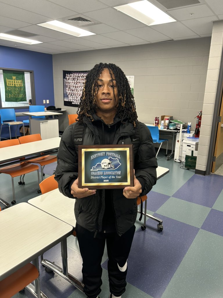 coachnatemcpeek's tweet image. Congratulations to @TalbertDakari on winning District Player of the Year 6A District 8 @KFCA_Coach as he had a basketball game Saturday and couldn't receive in person. Proud of him and so many coaches told me this weekend he has to be one of the Mr. Football leading candidates in…
