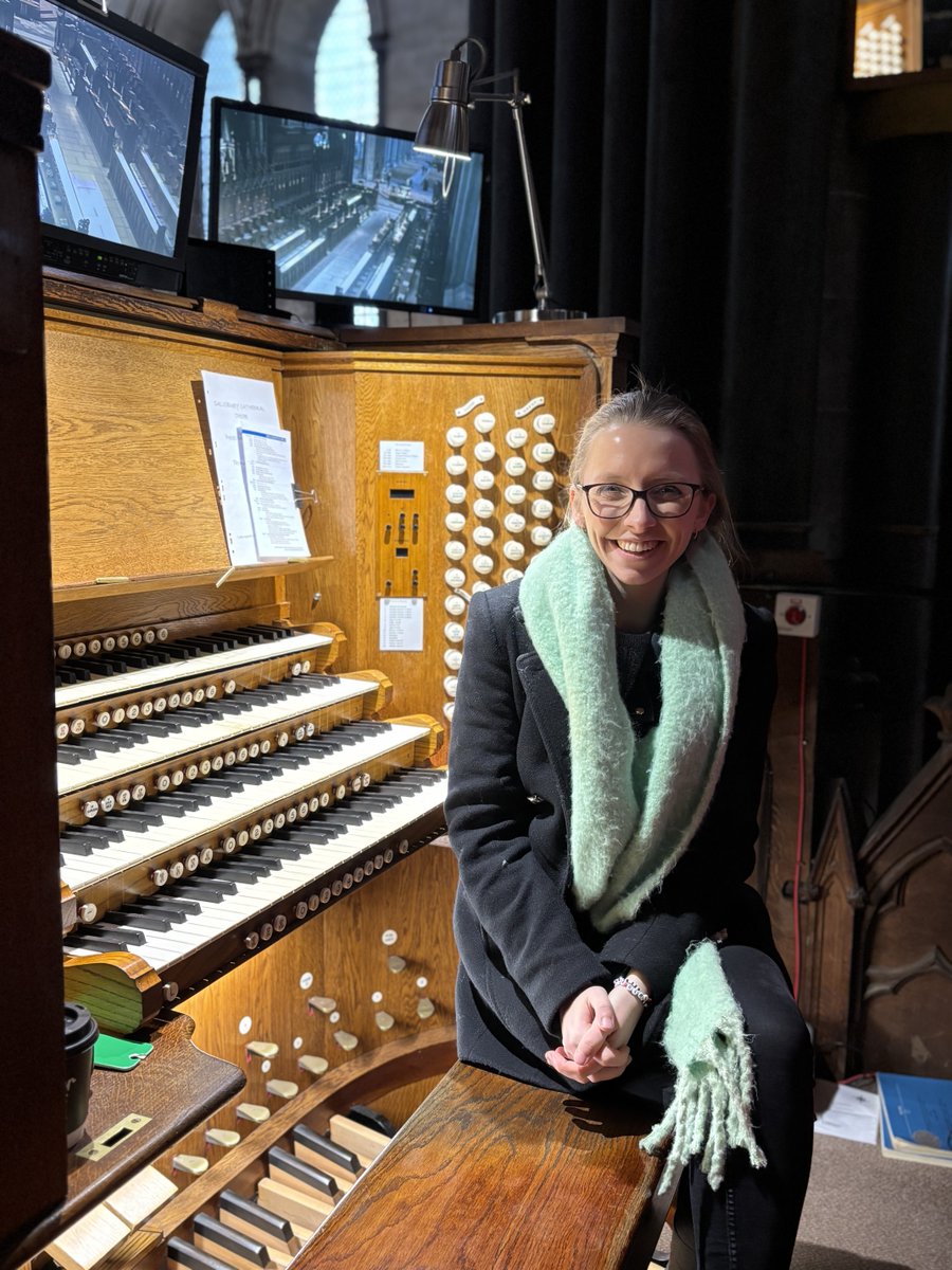 Salisbury Cathedral tweet media