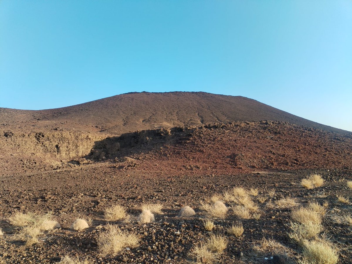 hikingtaibah's tweet photo. وجهتنا #حرة_رهط حيث عظمةالخالق  والتاريخ والجيولوجيا 
اخترق مسار فريقنا تضاريسها حيث ترسم الفوهات البركانية أجمل لوحة فنية من صنع الخالق سبحانه
#المدينة_المنورة
#تاريخ
#جيولوجيا
#هايكنج_طيبة
 https://t.co/57Y4Qq7fIL https://t.co/lB0nIpfkIk