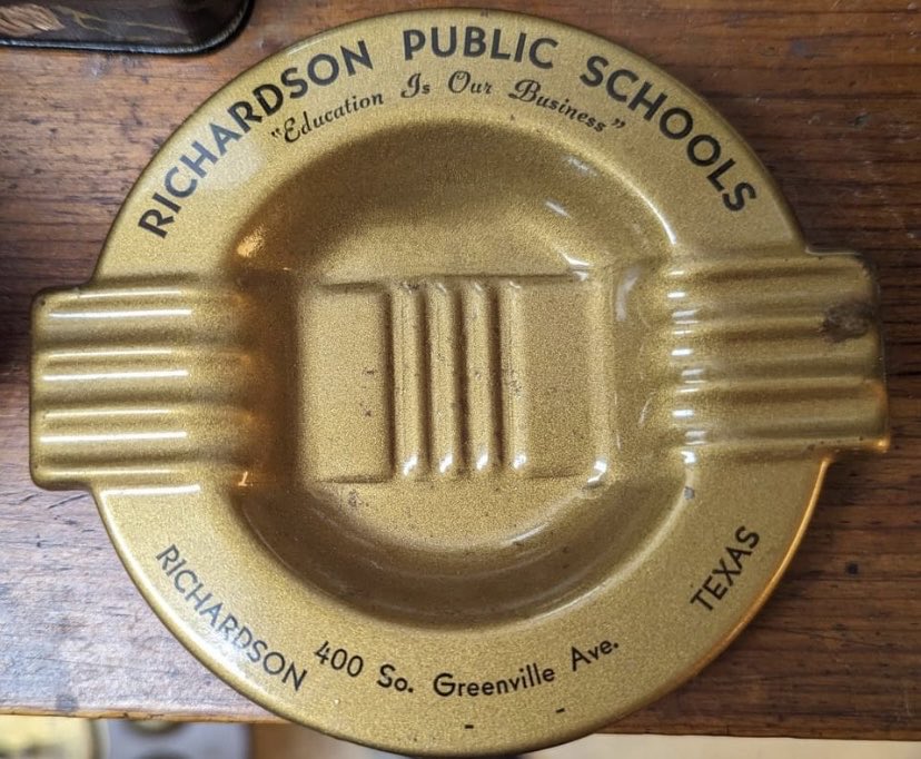 My parents had this. I loved the logo. Don’t think they hand out ashtrays anymore. 😂