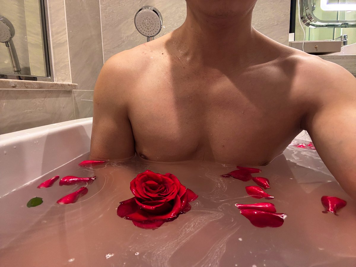 飯店送的玫瑰花剛好可以泡澡
