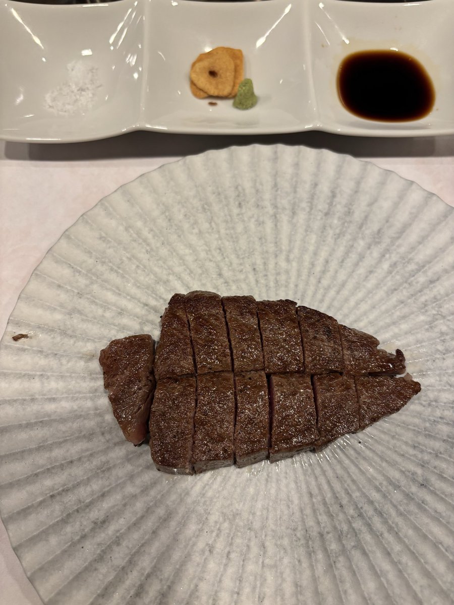 neruha's tweet photo. @crazy_oyster たっちゃんが滋賀県で食べていた
近江牛、ずっと気になっていまして。
近江八幡に遠征して、
今夜、ティファニーでたっちゃんと同じコース、
フィレステーキにして、食べました(^^) https://t.co/X51WrGKidM