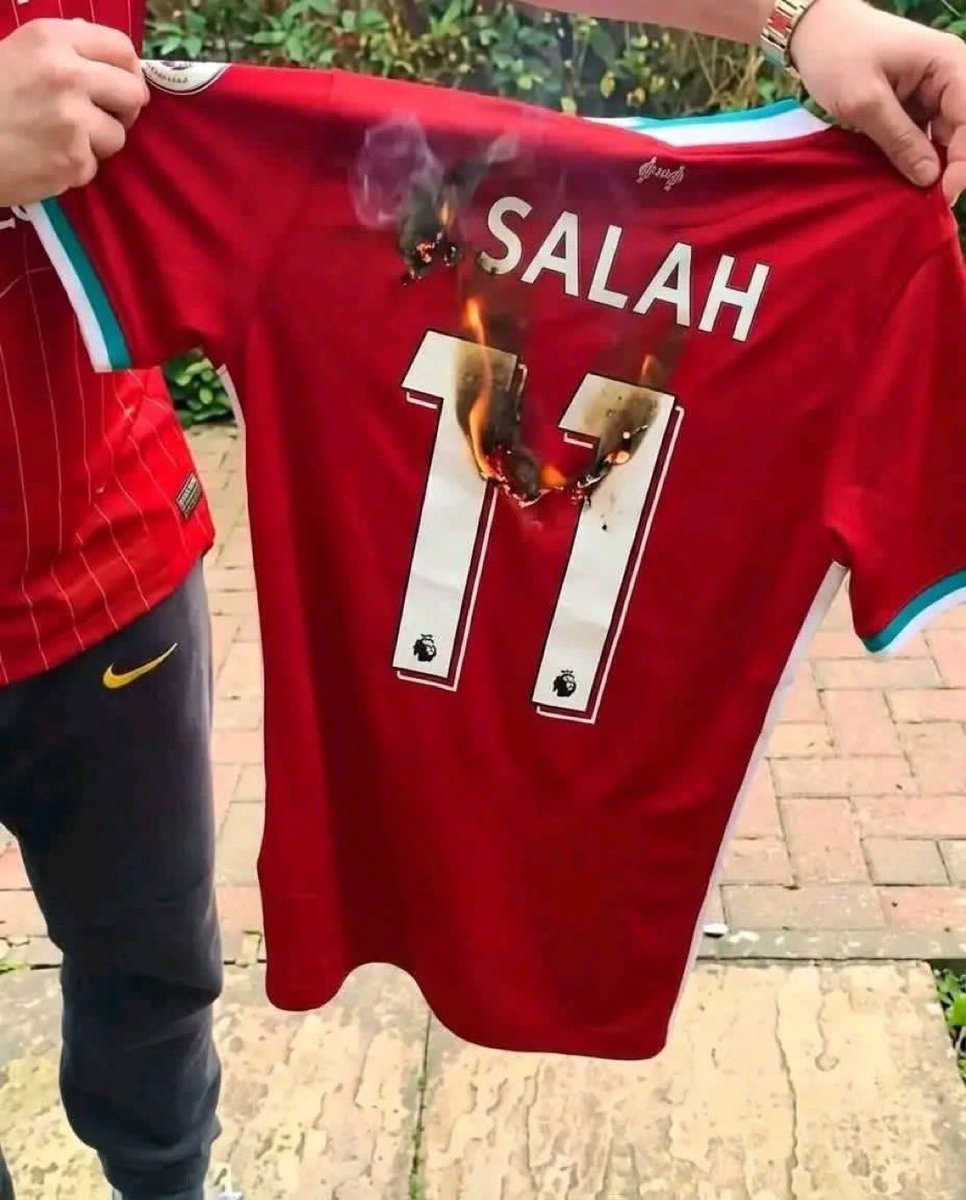 iamdannycfc's tweet image. Chelsea fans would never do this to Hazard