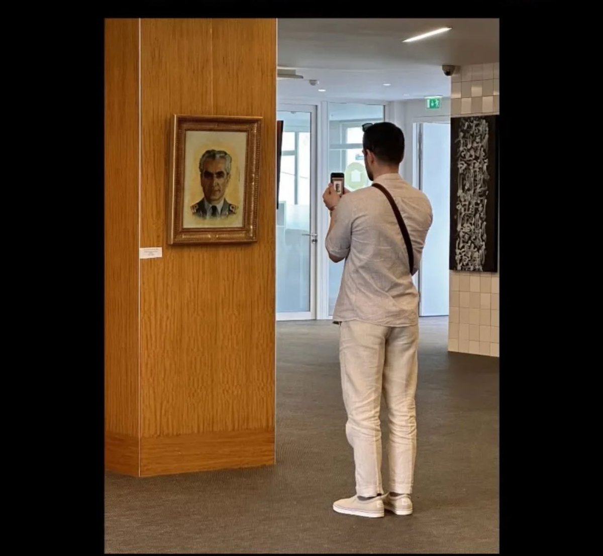 هرچه بیشتر با تو می‌جنگند
محبوب‌تر می‌شوی!
#شاهنشاه_آریامهر_قدرت_ماندگار 
#KingRezaPahlavi