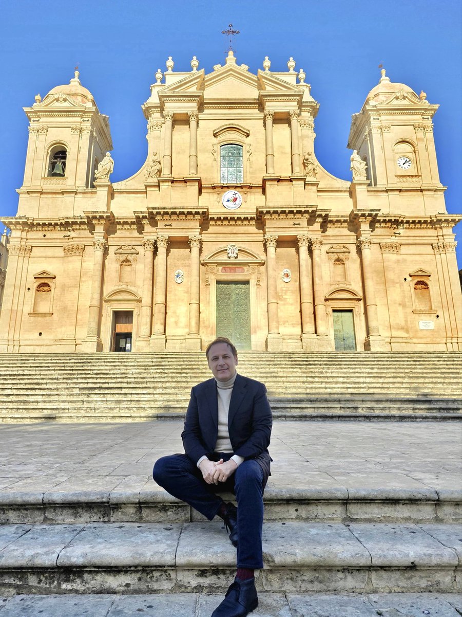 armandosiri's tweet photo. 🔵Immacolata Concezione

Le guerre di religione non portano mai bene.

Se vogliamo che la nostra cultura torni ad essere vera, vivida e forte in noi e attorno a noi, non basta invocare simboli che abbiamo svuotato di significato. 

Nessuno l’ha fatto per noi, abbiamo fatto tutto da soli. 

Ogni consorte di regnante o Regina non cattolica ha l’obbligo di portare un velo nero sul capo di fronte al Papa, sempre un velo, ma bianco, è concesso alle consorti o regnanti cattoliche. 

Nella Chiesa Cattolica il velo per le donne durante il culto è sempre stata una prescrizione del Diritto Canonico fino al Concilio Vaticano II.
La donna aveva l’obbligo di mostrare devozione e sottomissione a Dio, più di quanto non dovesse fare l’uomo. 

Poi è cambiata la Società, sono arrivati gli anni ‘60 ma ancora prima l’Illuminismo e il Rinascimento, ci sono state le lotte per l’emancipazione, per la democrazia, per l’uguaglianza, per la parità di diritti che cozzavano con la religione. 

Abbiamo stabilito che lo Stato è laico. 

Così la religione cosa ha fatto? Si è adattata ai tempi, lentamente ma lo ha fatto. 
Quante abitudini e tradizioni del passato non si usano più? 

La “modernizzazione” della Società è avvenuta ben prima di qualunque fenomeno migratorio.
Le prime a rinunciare a certi simboli sono state proprio le Civiltà che oggi li invocano, perché sentono di essere sulla via della dissoluzione, di fronte ad altre che invece sembrano più solide e determinate. 
Ma é solo questione di tempo. 

Il vento di “Primavera” soffia anche su popoli e nazioni nelle quali i simboli della religione resistono. 
Anche in quei luoghi le nuove generazioni guardano oltre, a un nuovo Dio, che non fa distinzione tra bianchi e neri, poveri e ricchi, del sud o del nord del mondo.
Non la fa perché è il primo Dio della storia dell’Umanità che non è ad immagine e somiglianza dell’Uomo. 
É un algoritmo. Una macchina. Non ha volto, non ha identità, non ha emozioni o sentimenti, non consegna Leggi o Dogmi. Nessun obbligo, per ora. 
E chi è questo nuovo grande e portentoso Dio sopra a tutti gli altri? 
É l’IA che sta facendo milioni, miliardi di proseliti e devoti in tutto il globo. I giovani e giovanissimi sono i suoi preferiti. 
È quel Dio che consentirà fra pochissimo tempo di far nascere bambini che non hanno mai avuto nessun contatto con la mamma perché sono nati da un incubatore artificiale. 
E una donna potrà tenerli tra le braccia, pur essendo immacolata, pur non avendo mai avuto alcun rapporto con un uomo. 

Eccolo il nuovo Dio portentoso, mentre noi umani siamo ancora qui che litighiamo sui simboli, sulle appartenenze, le tradizioni e i costumi che abbiamo lentamente abbandonato e distrutto in nome del futuro.

Ma il futuro non esiste. Domani non arriva mai. Esiste solo un continuo presente fatto di scelte, di comportamenti, di esempi. 

A cosa serve dire a tutti buona “Immacolata” se non ho in me la potenza di quel simbolo? 
Il simbolo dell’Intuizione tutta umana che dà alla luce Dio, in ogni momento in cui decido di spazzare via la lamentela e fare spazio all’Entusiasmo? En-Theos, Dio dentro. 

La donna, piena di grazia e di potenza che porta nel mondo l’Invisibile, i miracoli.
Il primo tra tutti quello della Vita.
