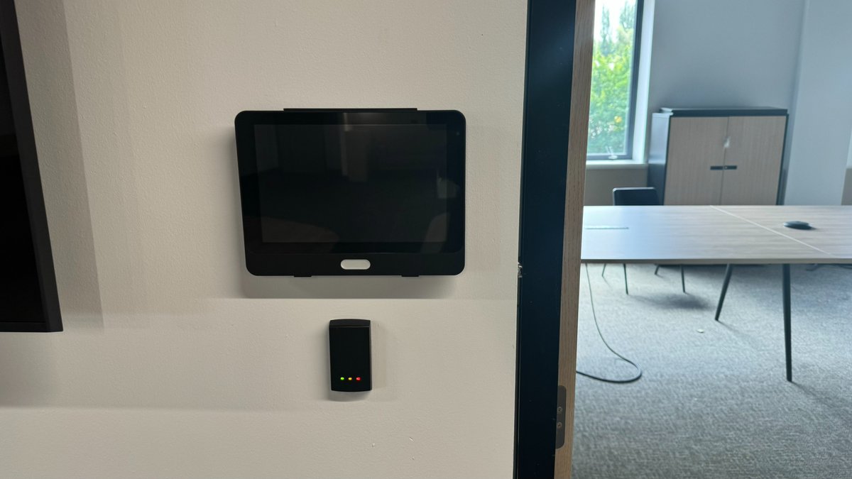 We've done a full 3 floor install featuring Digital Signage, Microsoft Teams Rooms, and Booking Systems.
Small rooms got a clean BYOD setup with 43" displays + Logitech MeetUp, while larger rooms were equipped with <a href="/Logitech/">Logitech</a> MTR systems powered by Rally Bar + Mic Pods.