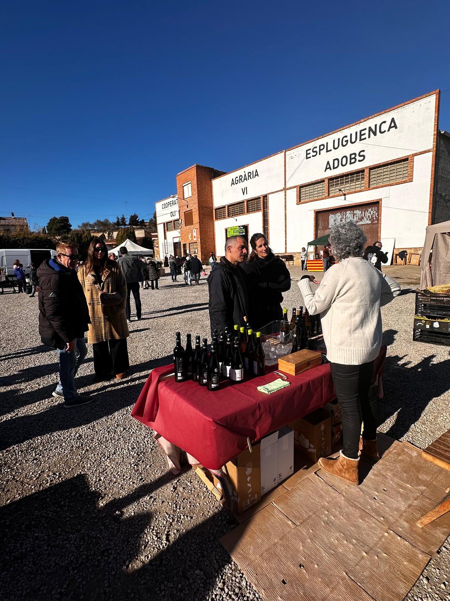 RCarnice2's tweet photo. 11a Fira Oleotèxtil a l'#EsplugaCalba, productes de proximitat i vermut musical a la cooperativa tèxtil Sompunt, on comprar peces de roba de la marca @stjor1969 , amb dissenys d'@oscardalmau_
@Junts_Impulsem https://t.co/F18JTw85Fa