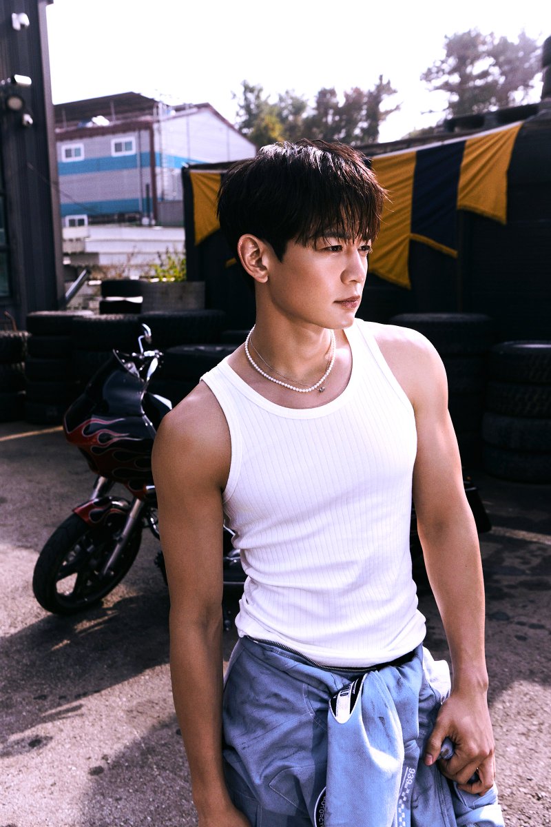 SHINee's tweet image. MINHO 민호 'TEMPO' Image Teaser #1  

MINHO 민호 The 1st Single 【TEMPO】 
➫ 2025.12.15 6PM (KST)

💿Pre-order
MINHO.lnk.to/TEMPO

#MINHO #민호
#TEMPO #MINHO_TEMPO
#SHINee #샤이니