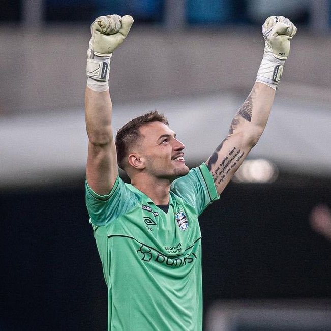 soccergfbpa's tweet image. 🚨 Se a renovação avançar sem percalços, o goleiro Gabriel Grando deve iniciar 2026 como o NOVO TITULAR do Grêmio.

🗞️ @DiegoTorbesBage 
📸 Lucas Uebel | Grêmio FBPA