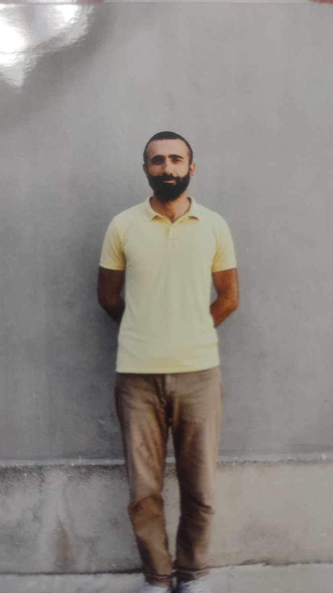 UmuttvYeni's tweet photo. 📌 Halkın Doktoru Barış Kaya Derhal Serbest Bırakılsın!

Halk için doktorluk yaptığı için tutuklanan Barış Kaya’nın Annesi;
“9 aydır oğlum hiç yere tutuklu. Umarım bu tutuklama yarın son bulur oğlum @prof_bariskaya serbest kalır.. yarın 11.20 de çağlayan adliyesinde buluşalım”. https://t.co/WGYNKWqjUC