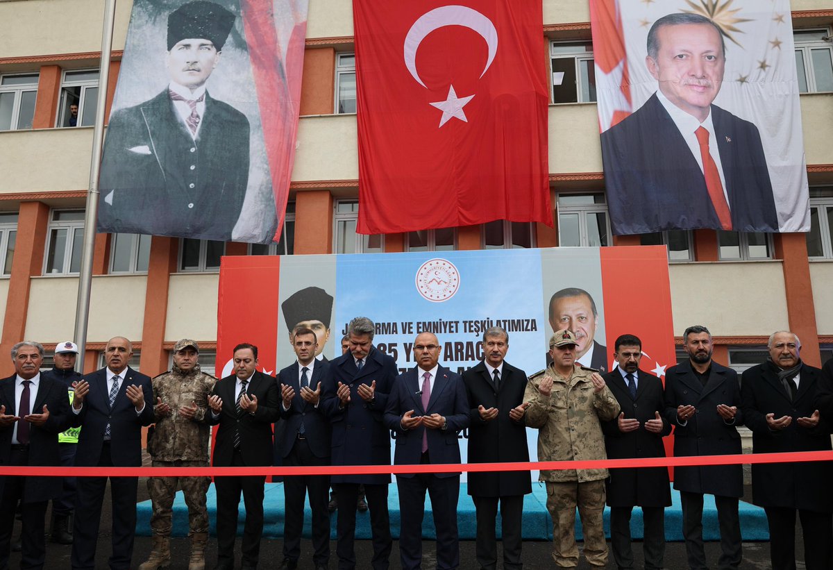Valimiz Sayın Mustafa KOÇ, il protokolü, kıymetli bağışçılar ve hemşehrilerimizin katılımıyla, Emniyet ve Jandarma Teşkilatlarımıza teslim edilen 85 aracın hizmete alım töreni gerçekleştirildi.

İlimizin güvenlik hizmetlerinin daha etkin ve hızlı bir şekilde yürütülmesine katkı