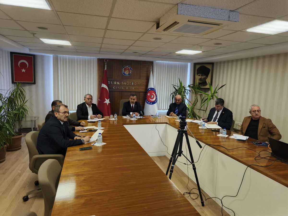 OnderKahveci's tweet photo. Şubelerimizin genel kurullarını tamamlamalarının ardından göreve seçilen şube başkanlarımızla istişare toplantımızı gerçekleştirdik. Sendikal çalışmalarımız ve geleceğe yönelik değerlendirmelerimizi yaptık. Vaktin çalışma vakti olduğuna vurgu yaparak sahada olmamız gerektiğine dikkat çektik.

Buradan bir kez daha göreve seçilerek sorumluluk alan şube başkanlarımıza ve yönetimlerine başarı ve kolaylık diliyor, Bayrağı bir vakarla devreden ve mevzisini makamına göre belirlemeyen tüm dava arkadaşlarıma gayretleri, emekleri ve duruşları için teşekkür ediyorum.

Türkiye Kamu-Sen belli bir kültüre sahip, teşkilat bilinci ile hareket edenlerin adresi, önemli olanın haklı davayı daha yükseğe taşımak olduğunu kavrayanların ve ben yerine biz duygusuyla birlikte hareket edenlerin yuvasıdır.

Tüm teşkilatımız bu istikamet üzere çalışmaya devam edecektir.
